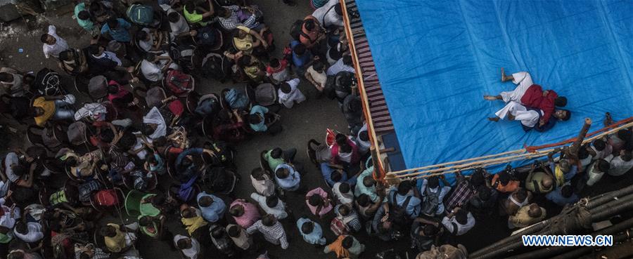 (SP)INDIA-KOLKATA-STREET WRESTLING