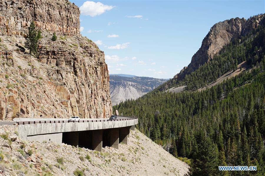 U.S.-YELLOWSTONE NATIONAL PARK-SCENERY