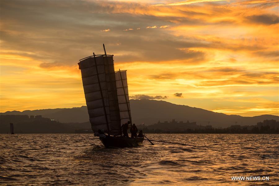 CHINA-YUNNAN-KUNMING-DIANCHI LAKE-SCENERY (CN)