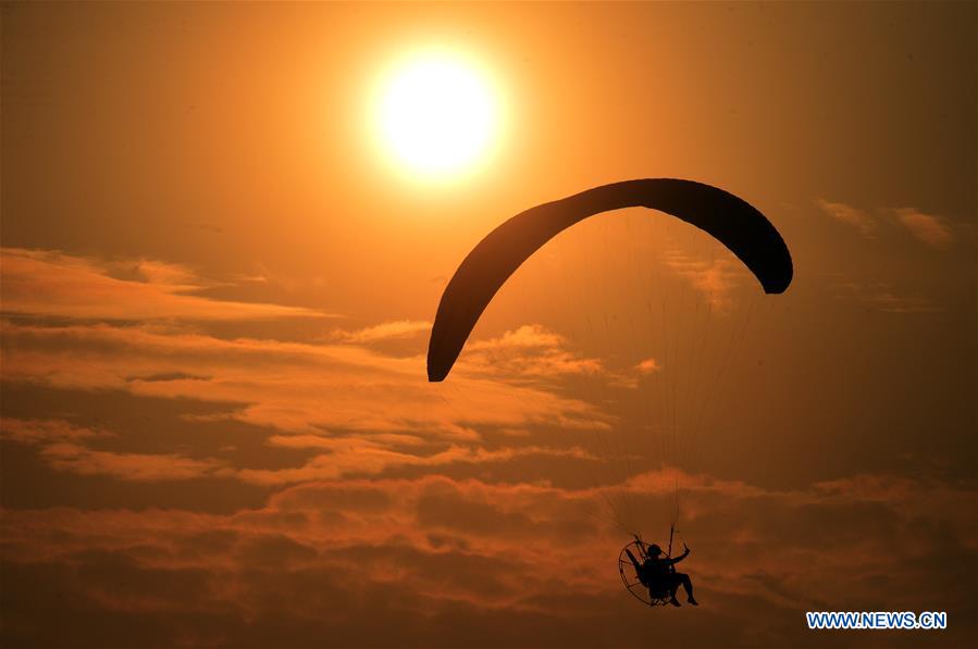 KUWAIT-AL AHMADI-PARAGLIDER-SUNSET