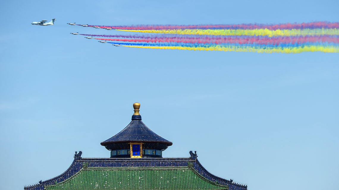 领队机梯队从天坛祈年殿上空飞过