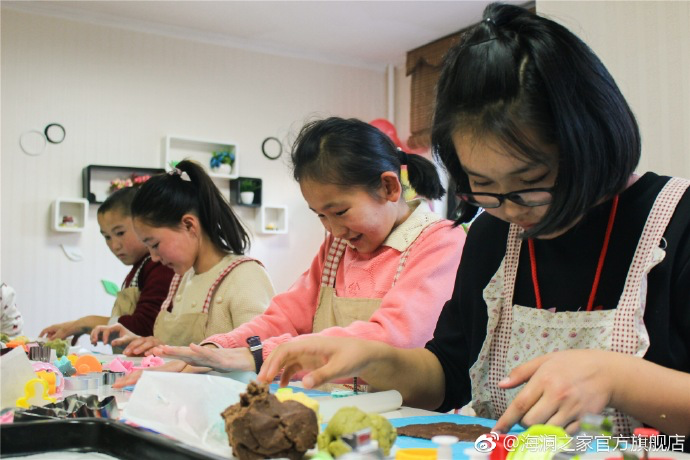 在北京，孩子们上了一节别开生面的厨艺课——手工DIY饼干。孩子们脑洞大开亲自上手，从制作到出炉不仅留下了喷香的饼干，还留下了珍贵的回忆。亲手做的饼干孩子们舍不得独享，成为了回程路上最重要的“伴手礼”